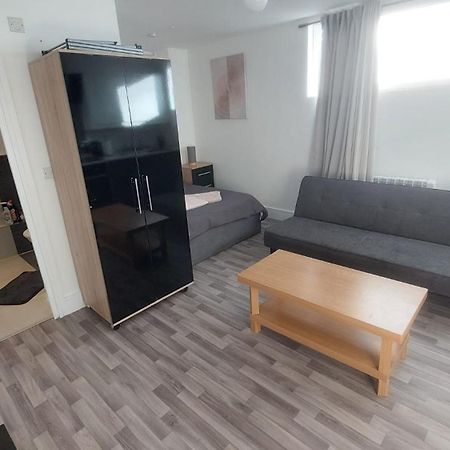 Spacious Studio Maidstone - Redecorated Oct 2023 Bagian luar foto