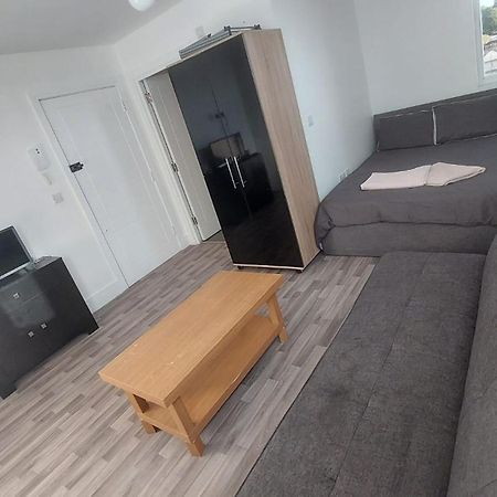 Spacious Studio Maidstone - Redecorated Oct 2023 Bagian luar foto